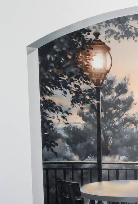 Trompe-l'œil balcon parisien avec tour Eiffel peint à l'aérosol dans un salon, vue d'ensemble
